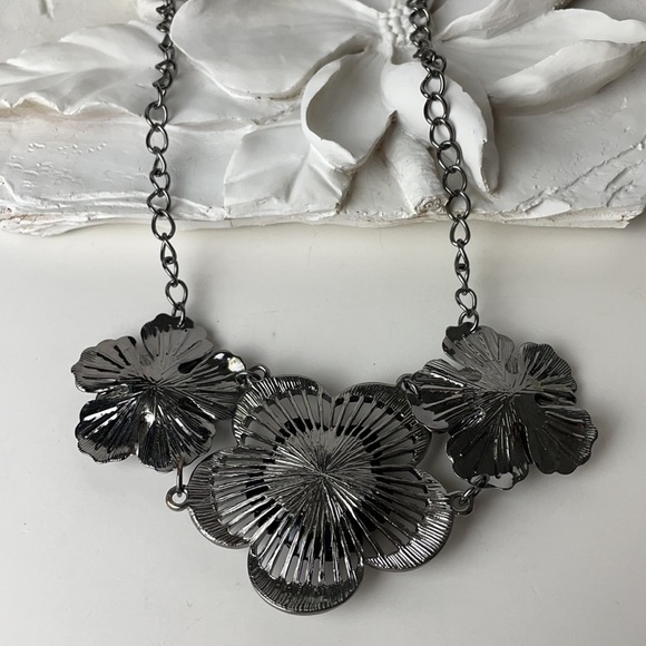 Guess Fashion Necklace Three Flower With Crystals Statement - Picture 5 of 12